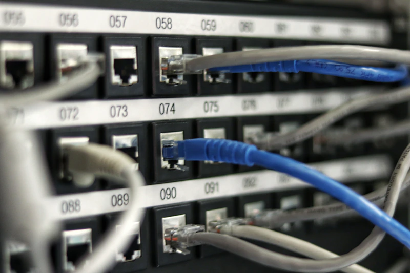 Fileiras de servidores em um data center corporativo